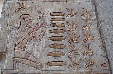 “Pirámide de Egipto, símbolo del origen milenario de la miel en la antigüedad”