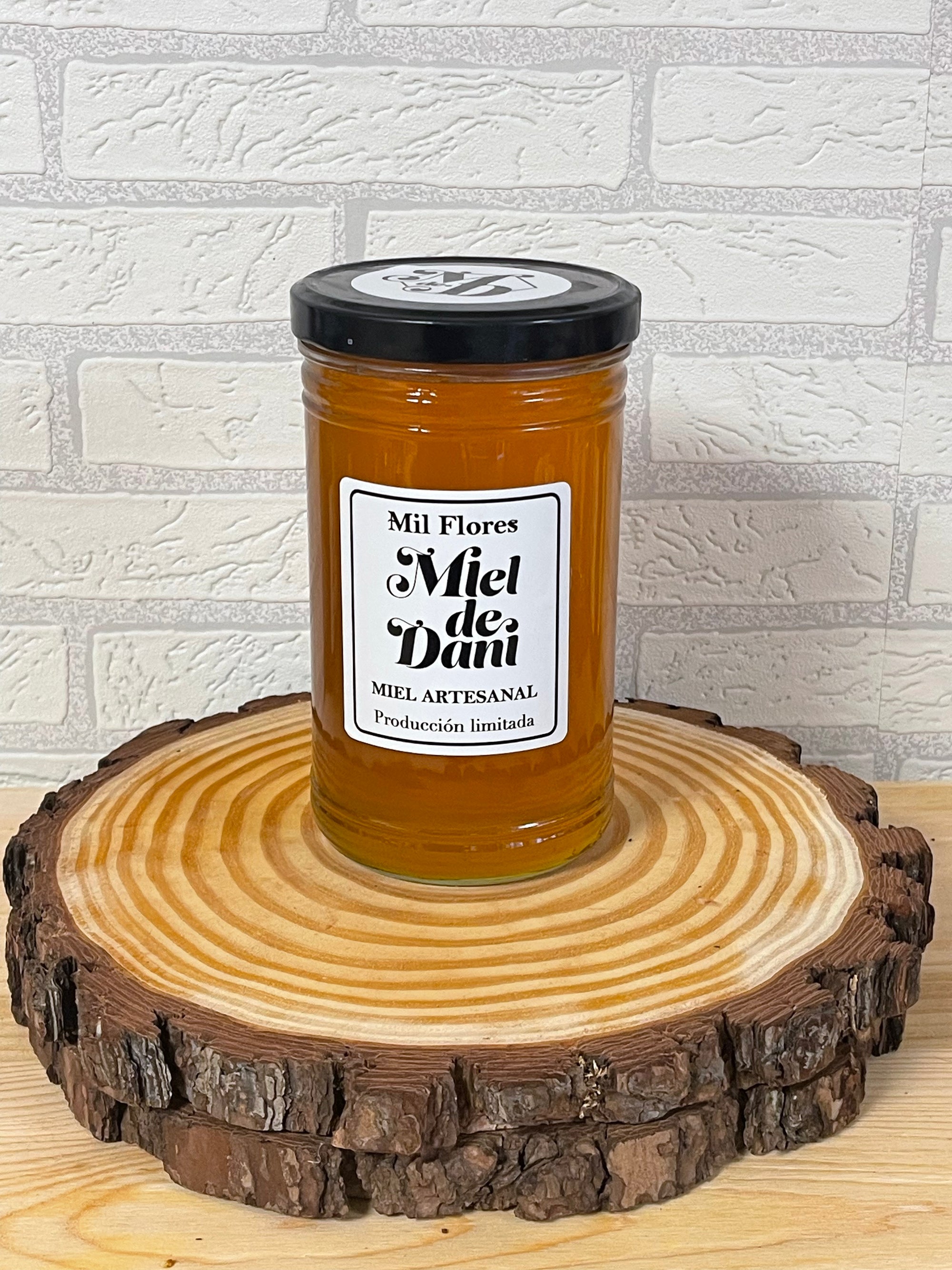 ⭐ 

1,400 kg · Miel Mil Flores Artesanal 100% Natural – Floral, Equilibrada y de Origen Local