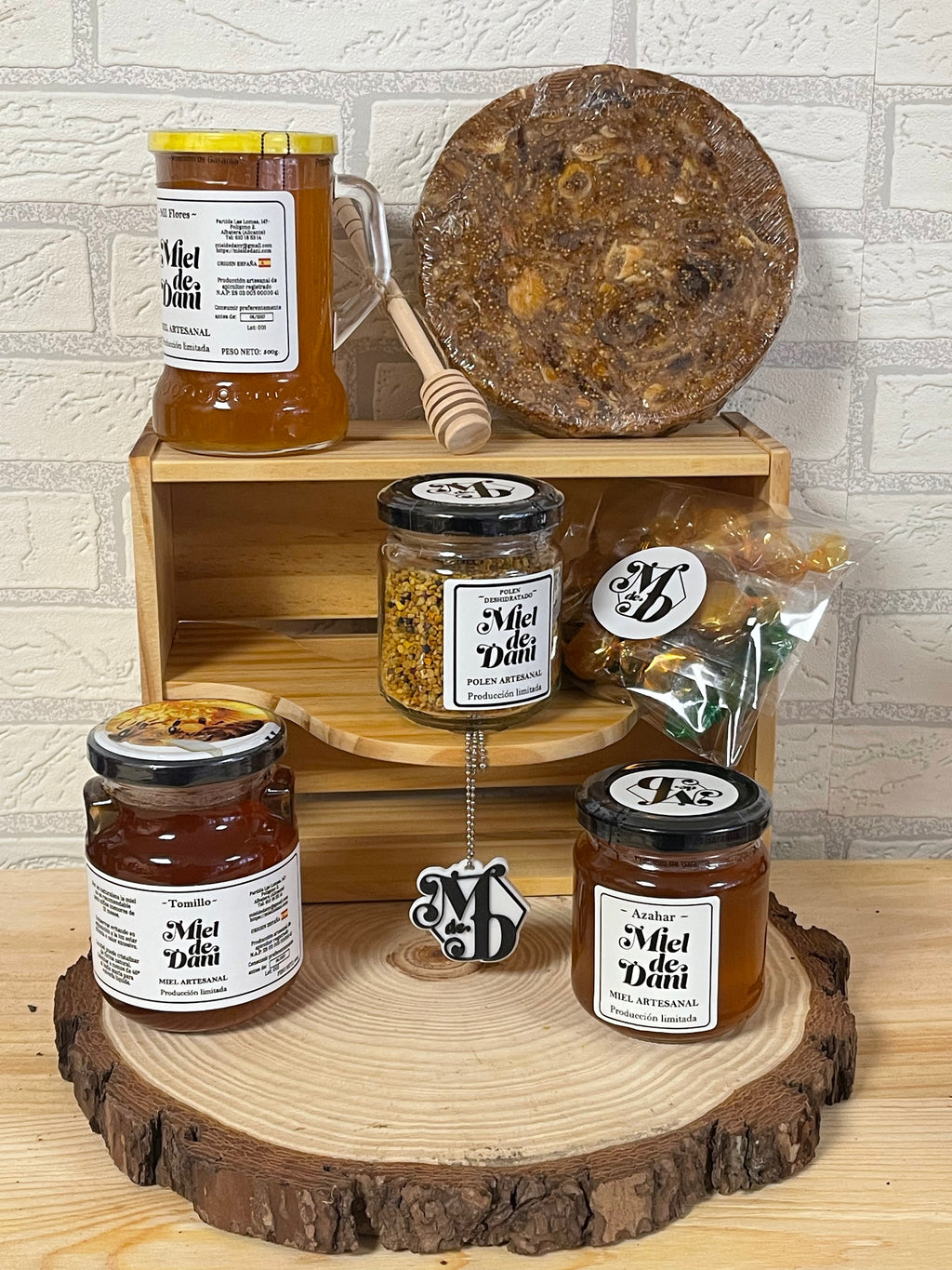 🪵🍯 

🎁Pack Especial Mieldedani . ·44,90 €
Una selección artesanal única en caja de madera · Producción limitada