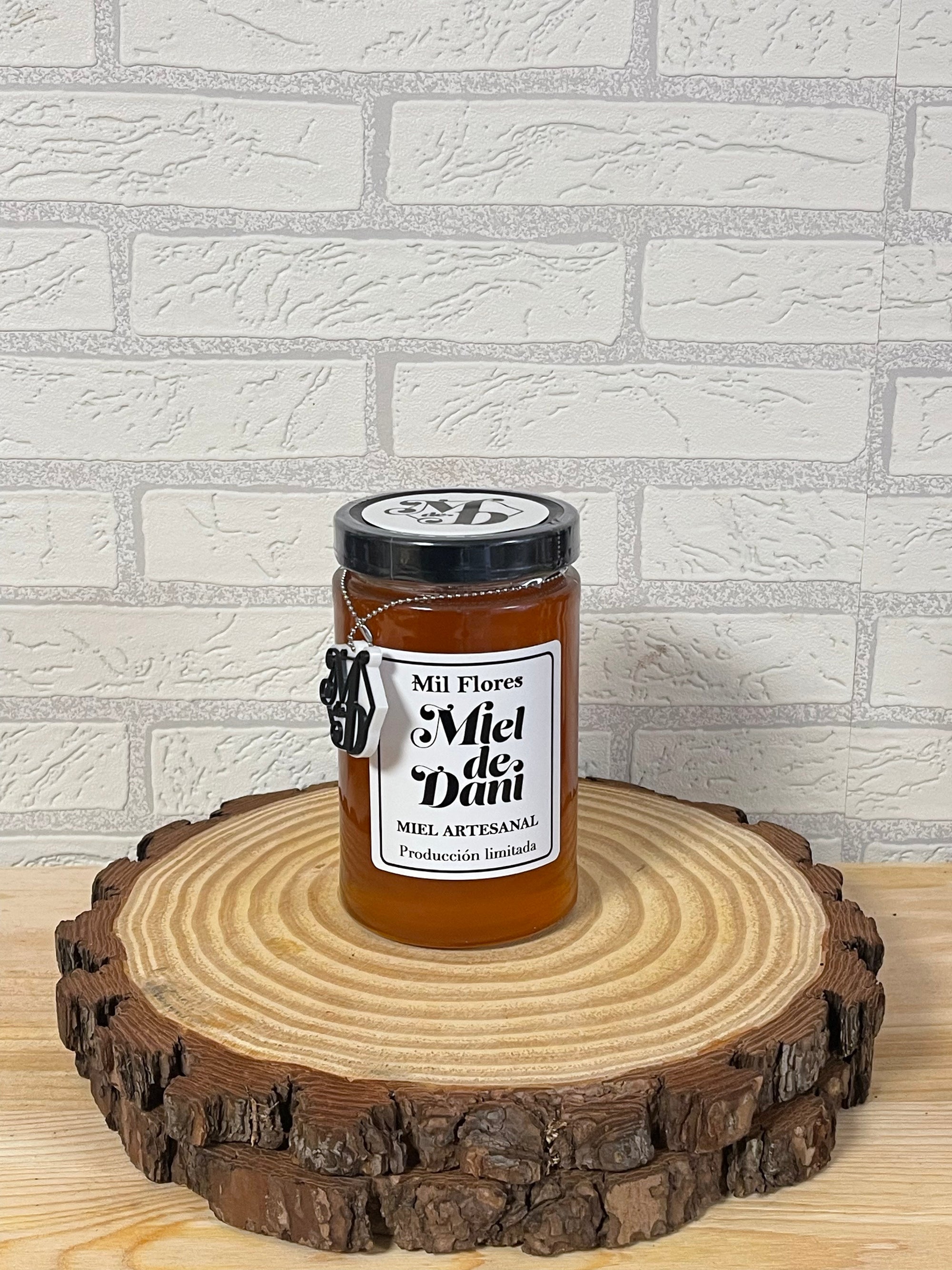 🍯 Miel de Mil Flores Gourmet · Sierra de Albatera
Miel cruda artesanal · Con llavero exclusivo Mieldedani