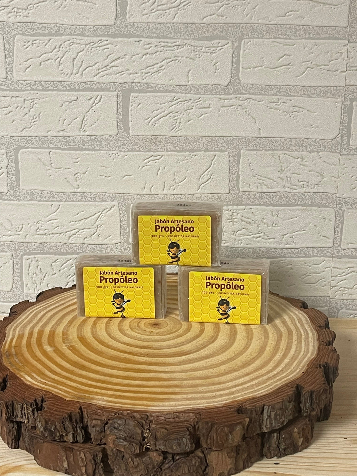 Pack de tres jabones de propóleo de 100 g, presentación sobre madera