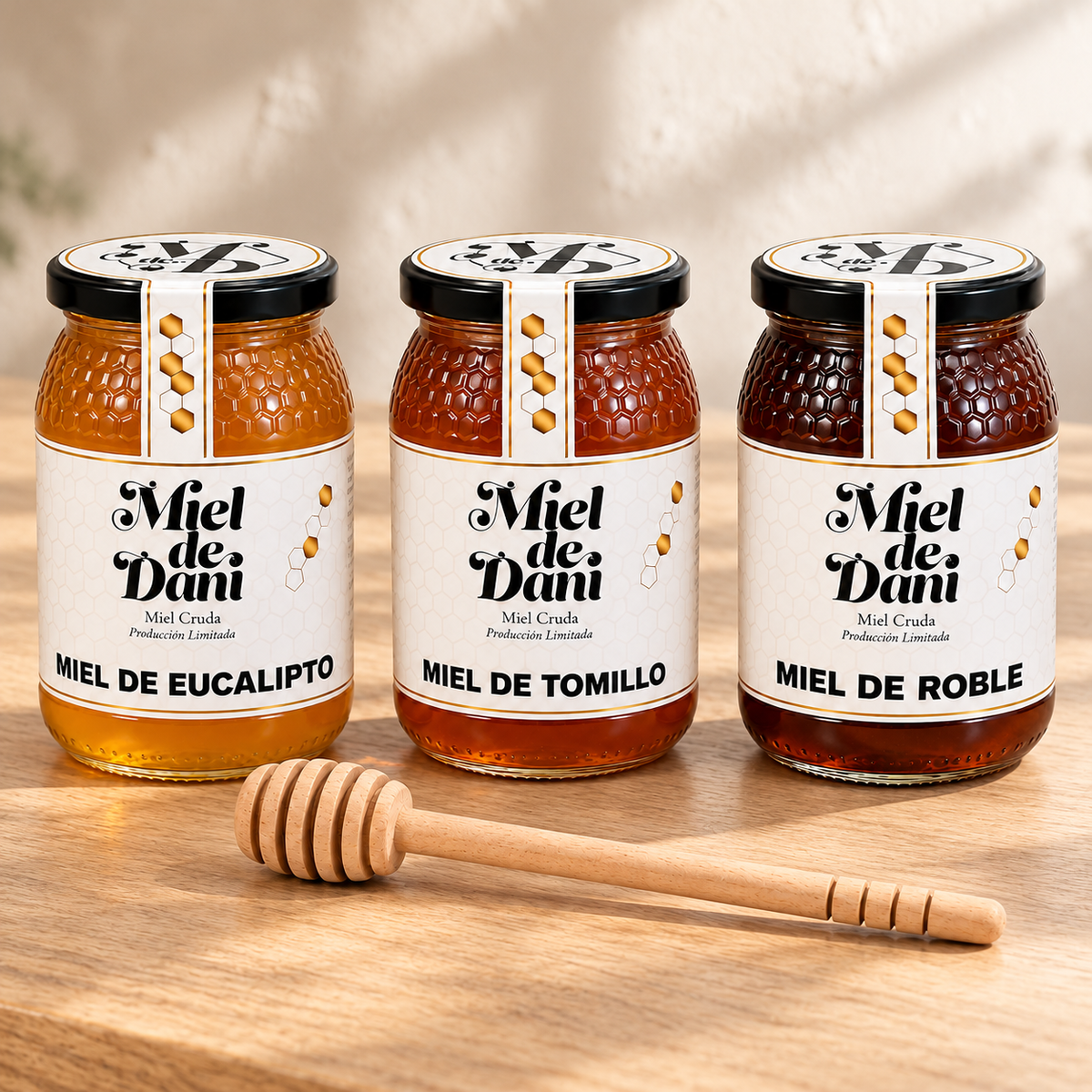 Pack de 3 Mieles · Eucalipto, Tomillo y Roble · 3 × 500 g — presentación sobre madera
