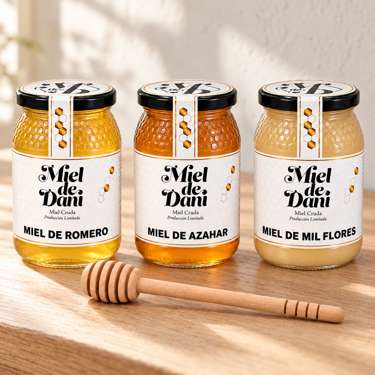 Pack de 3 Mieles · Romero, Azahar y Mil Flores · 3 × 500 g — presentación sobre madera